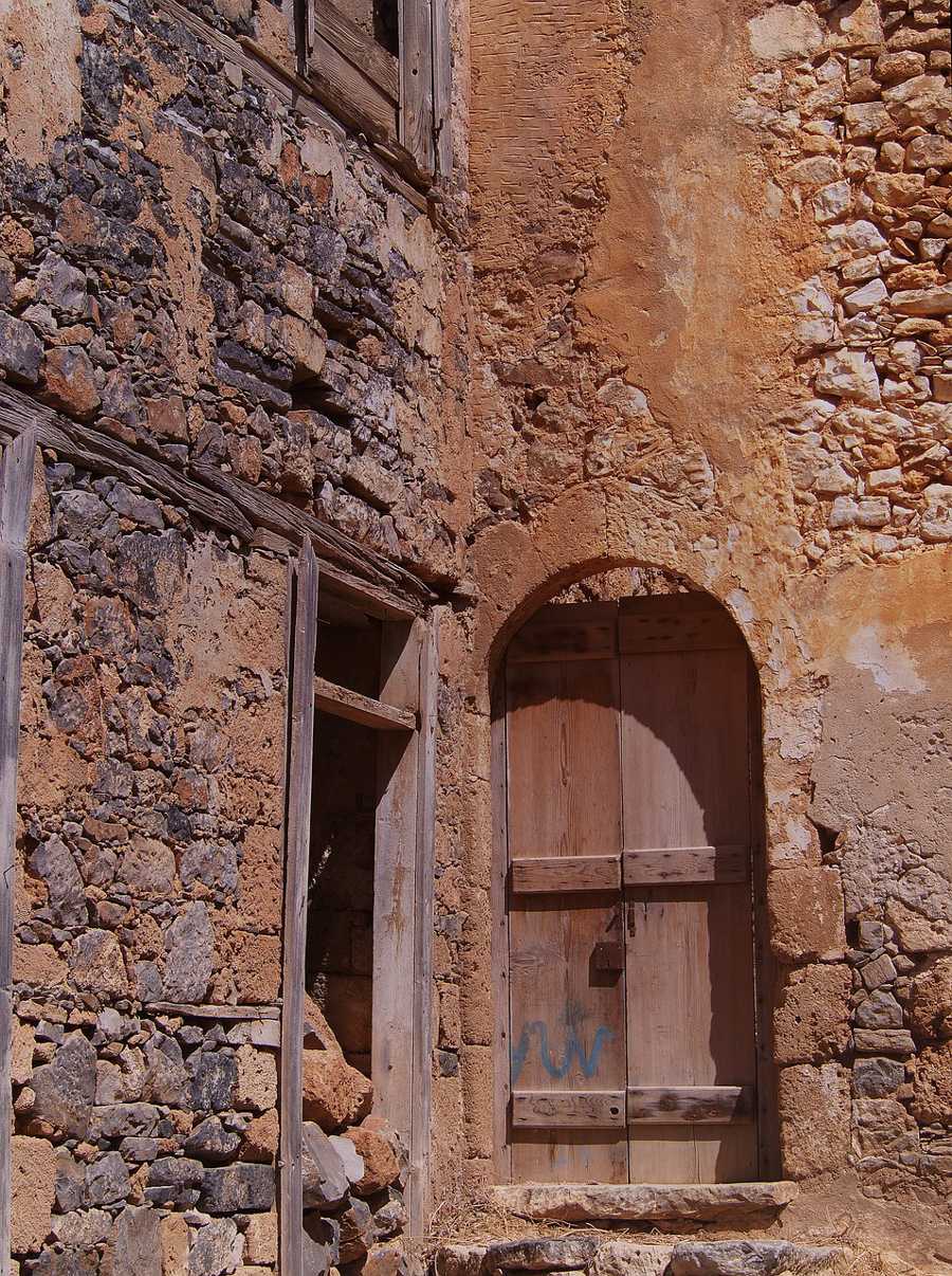 From Plaka's Pebbly Shores to Spinalonga's Historic Depths